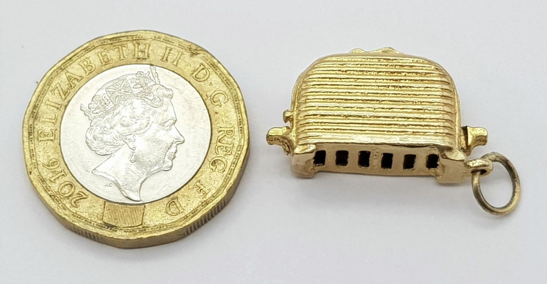 A 9K YELLOW GOLD TOASTER CHARM, WHICH HAS TOAST THAT YOU CAN FLIP OUT VERY CUTE 5.5G , approx 20mm x - Bild 5 aus 5