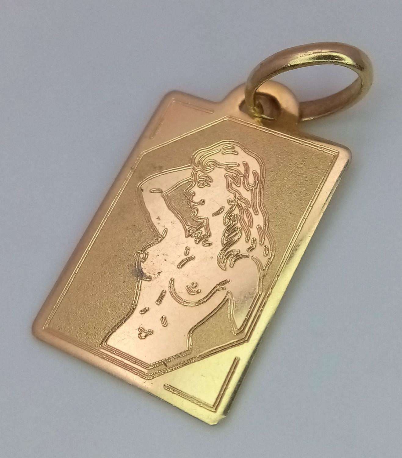 An 18K Yellow Gold Erotic Pendant. 2,5cm. 1.7g