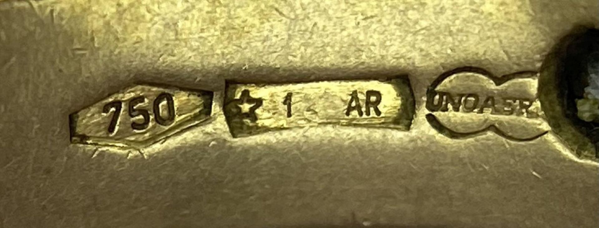 A 18ct Yellow Gold Diamond Wedding Band Ring, 0.02ct diamond, size Q, 7.5g total weight. ref: 1522I - Bild 7 aus 8