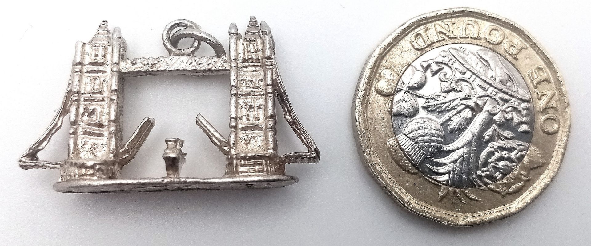 A STERLING SILVER LONDON THEMED TOWER BRIDGE CHARM/PENDANT. 3cm x 2.1cm, 6.5g weight. Ref: SC 8102 - Image 4 of 5