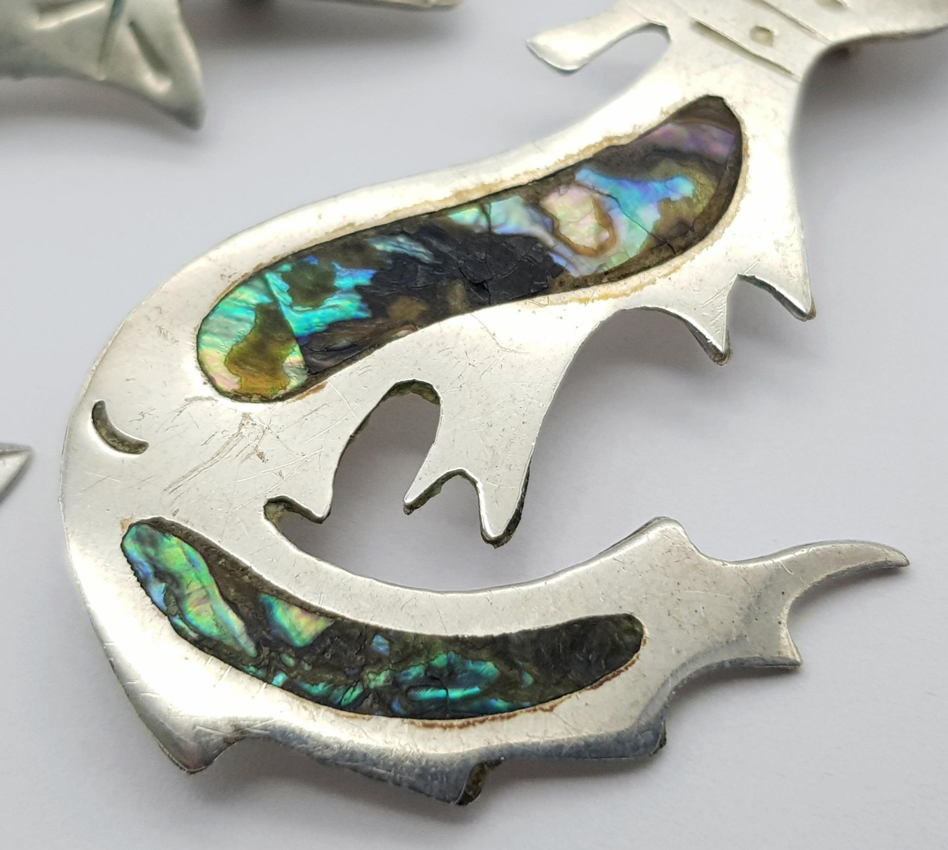 A Trio of Vintage 925 Silver Brooches. Inlaid Pussy, Inlaid Lovebirds and a Leaf. 5cm - pussy. 12.8g - Image 5 of 6