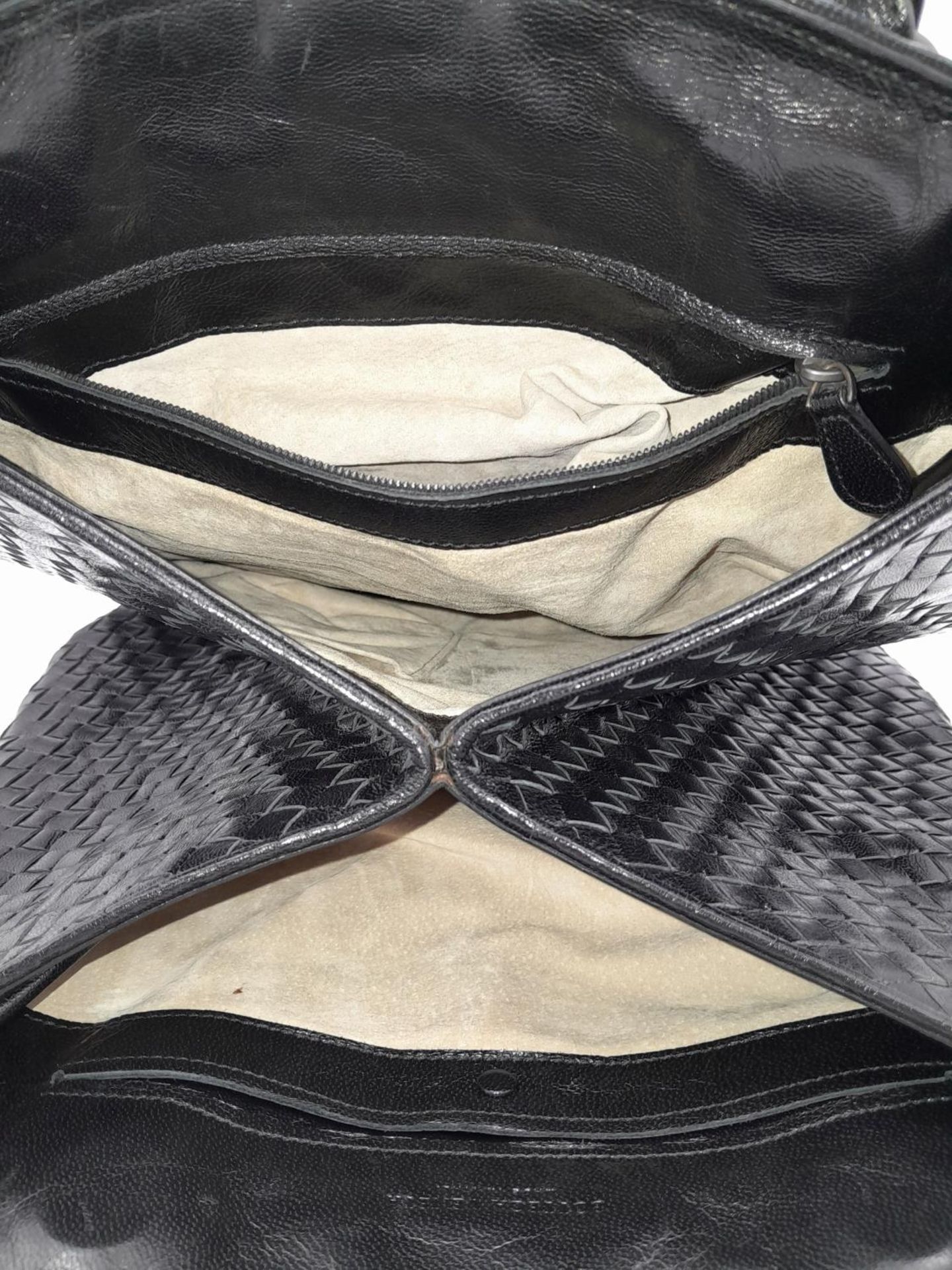 A Bottega Veneta Black Bag. Intrecciato leather exterior with two rolled leather handles. Beige - Bild 4 aus 7