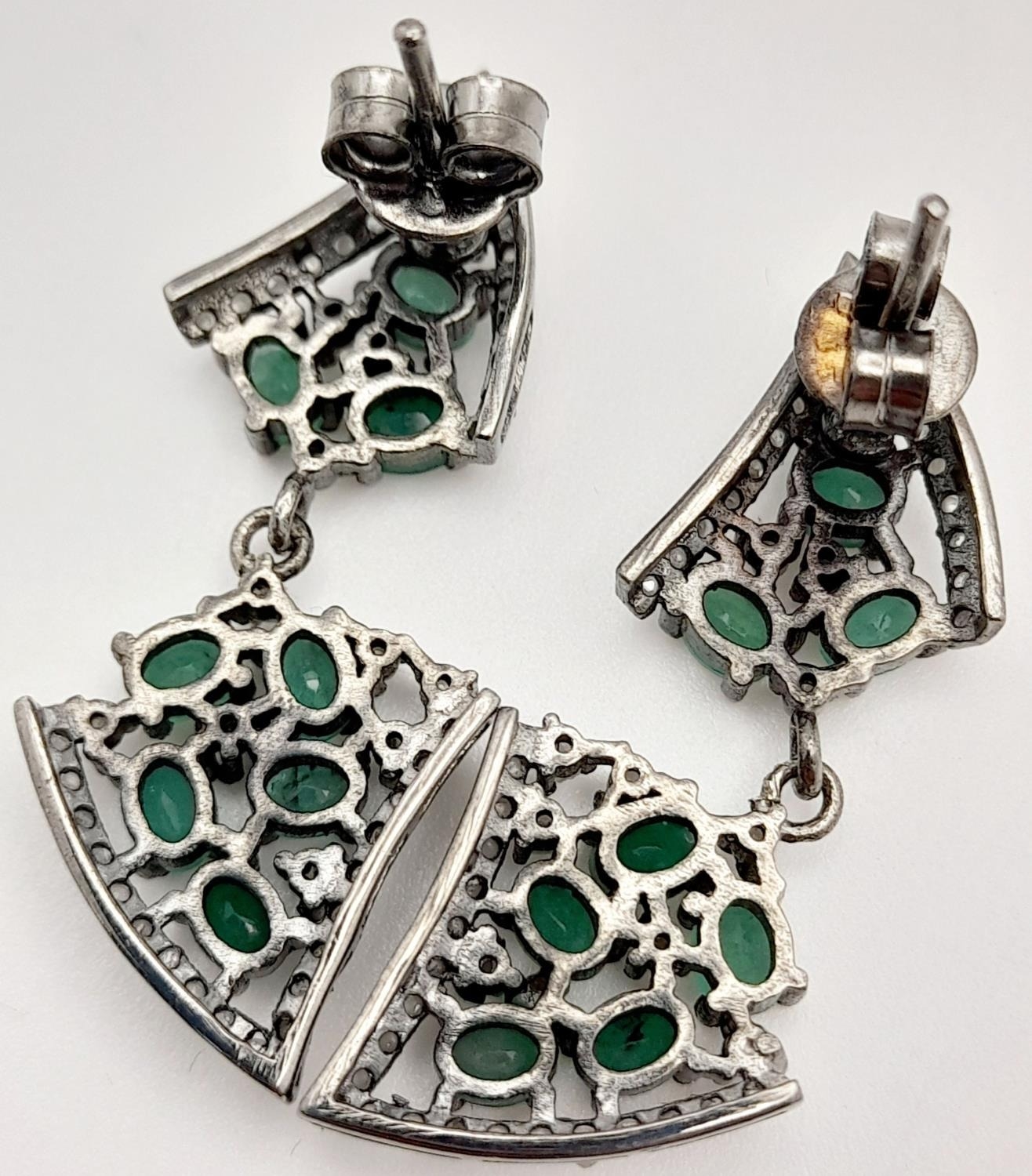 A beautiful Late Victorian or Edwardian pair of silver earrings with numerous old cut diamonds and - Image 4 of 5