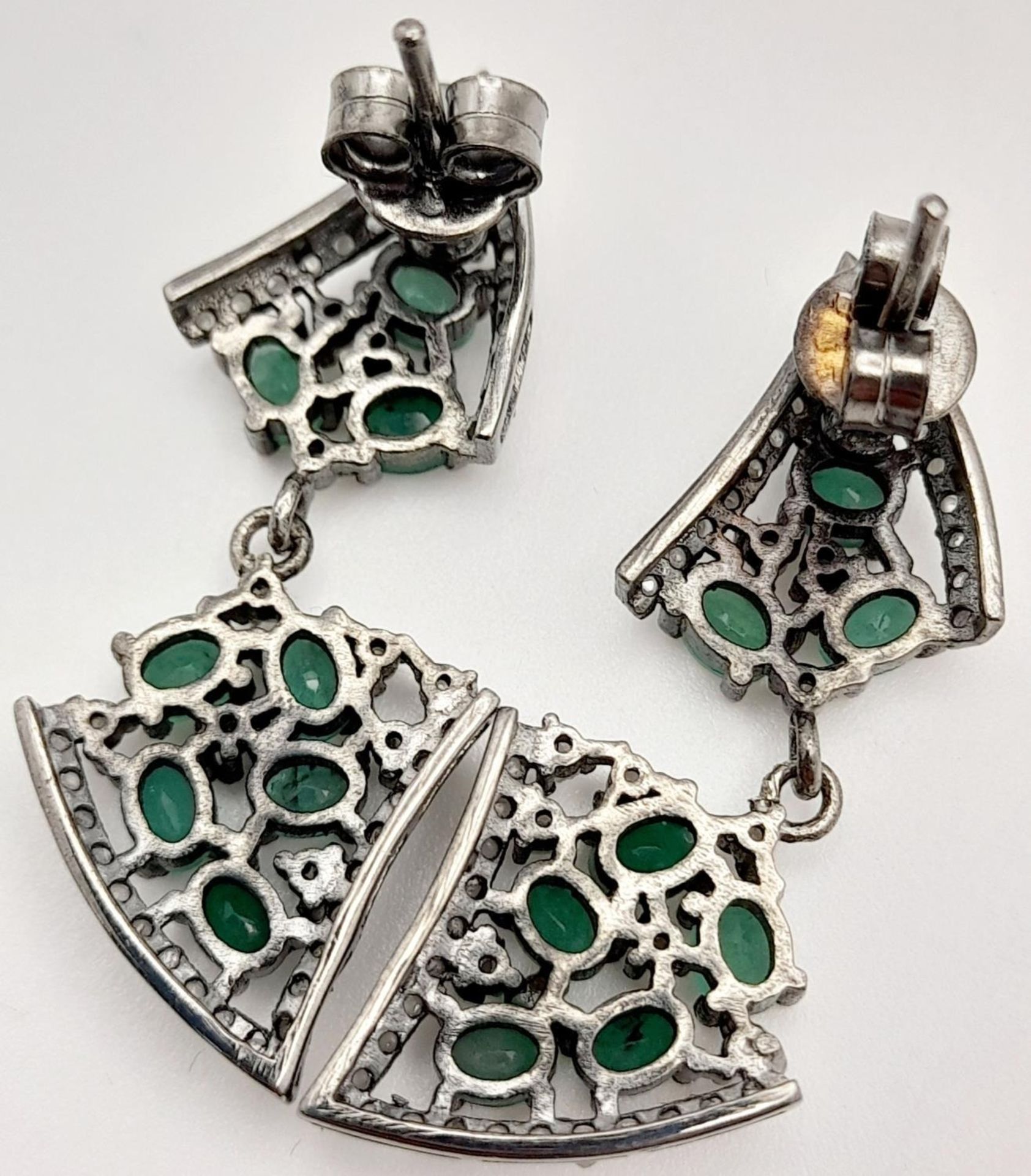 A beautiful Late Victorian or Edwardian pair of silver earrings with numerous old cut diamonds and - Bild 4 aus 5