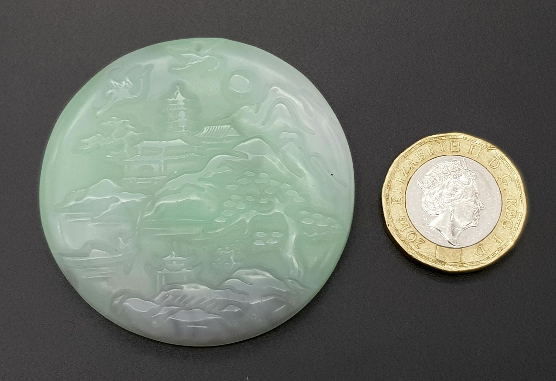 A Chinese Pale Green and White Jade Circular Pendant with Village Decoration. 5cm diameter. - Bild 3 aus 3
