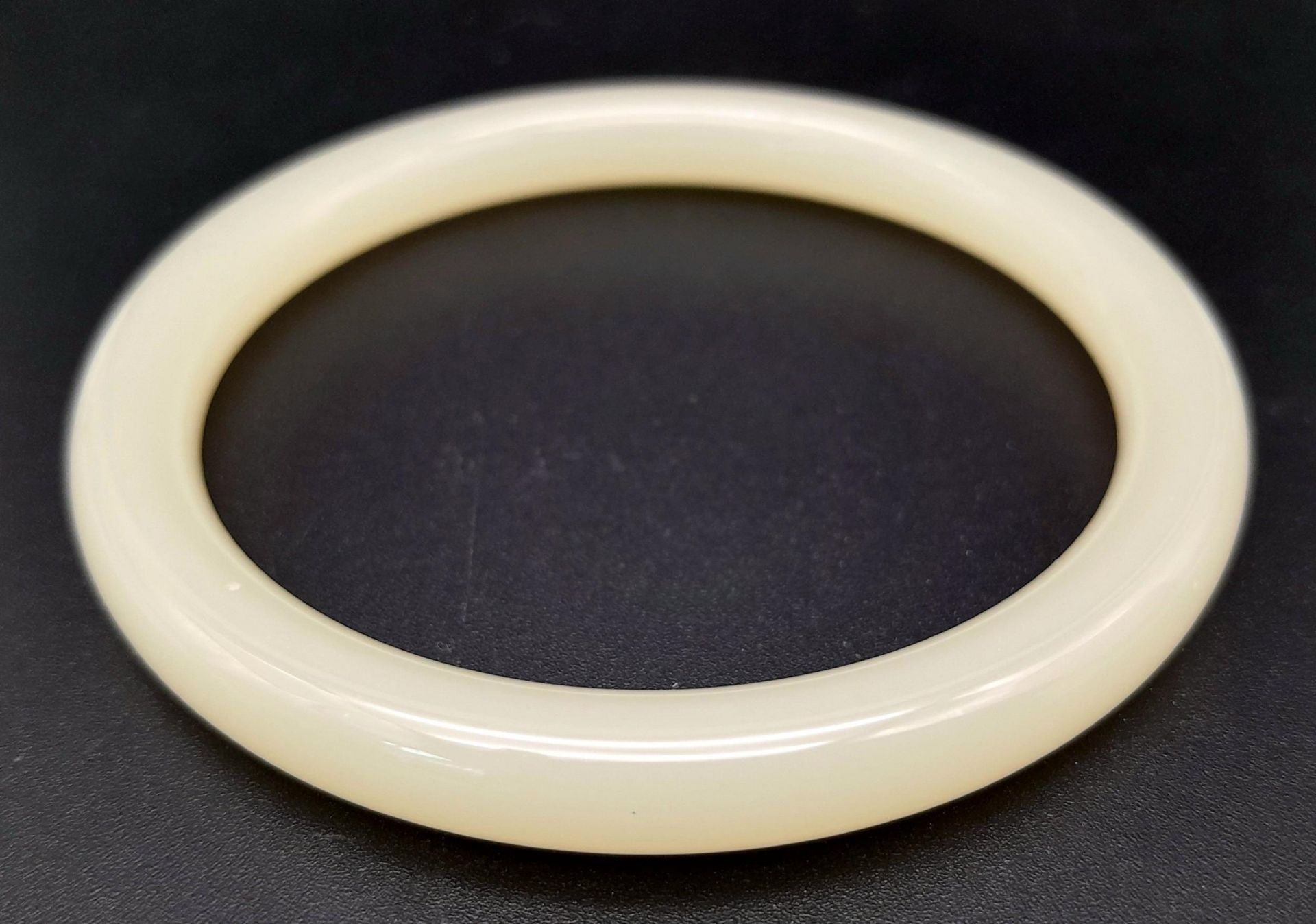 A Light Pastel Shade Thin Jade Bangle. 8mm width. 6cm inner diameter. - Bild 2 aus 3