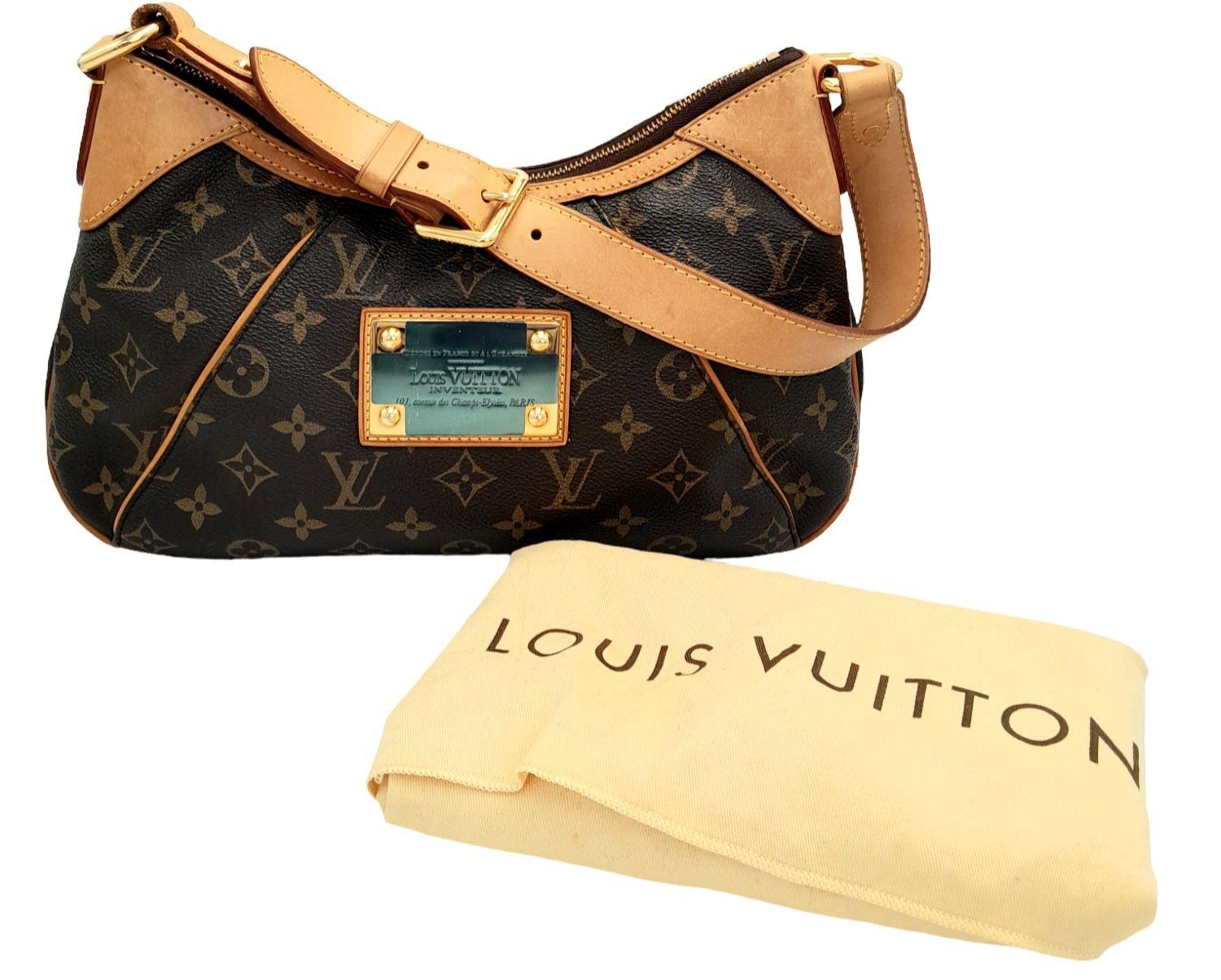 A Louis Vuitton Thames Shoulder Bag. Monogramed canvas exterior with gold-toned hardware, adjustable - Image 5 of 9