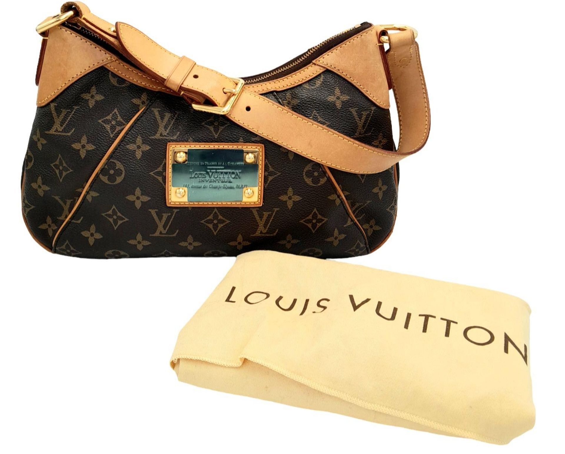 A Louis Vuitton Thames Shoulder Bag. Monogramed canvas exterior with gold-toned hardware, adjustable - Bild 5 aus 9