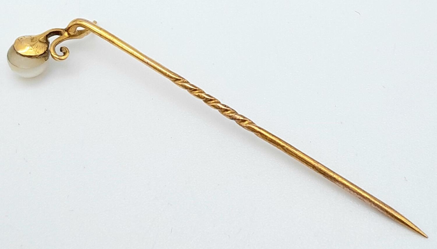 A Vintage 9K (tested) Yellow Gold Stick Pin with Pearl Decoration. 5.5cm. 1g total weight. - Image 2 of 4