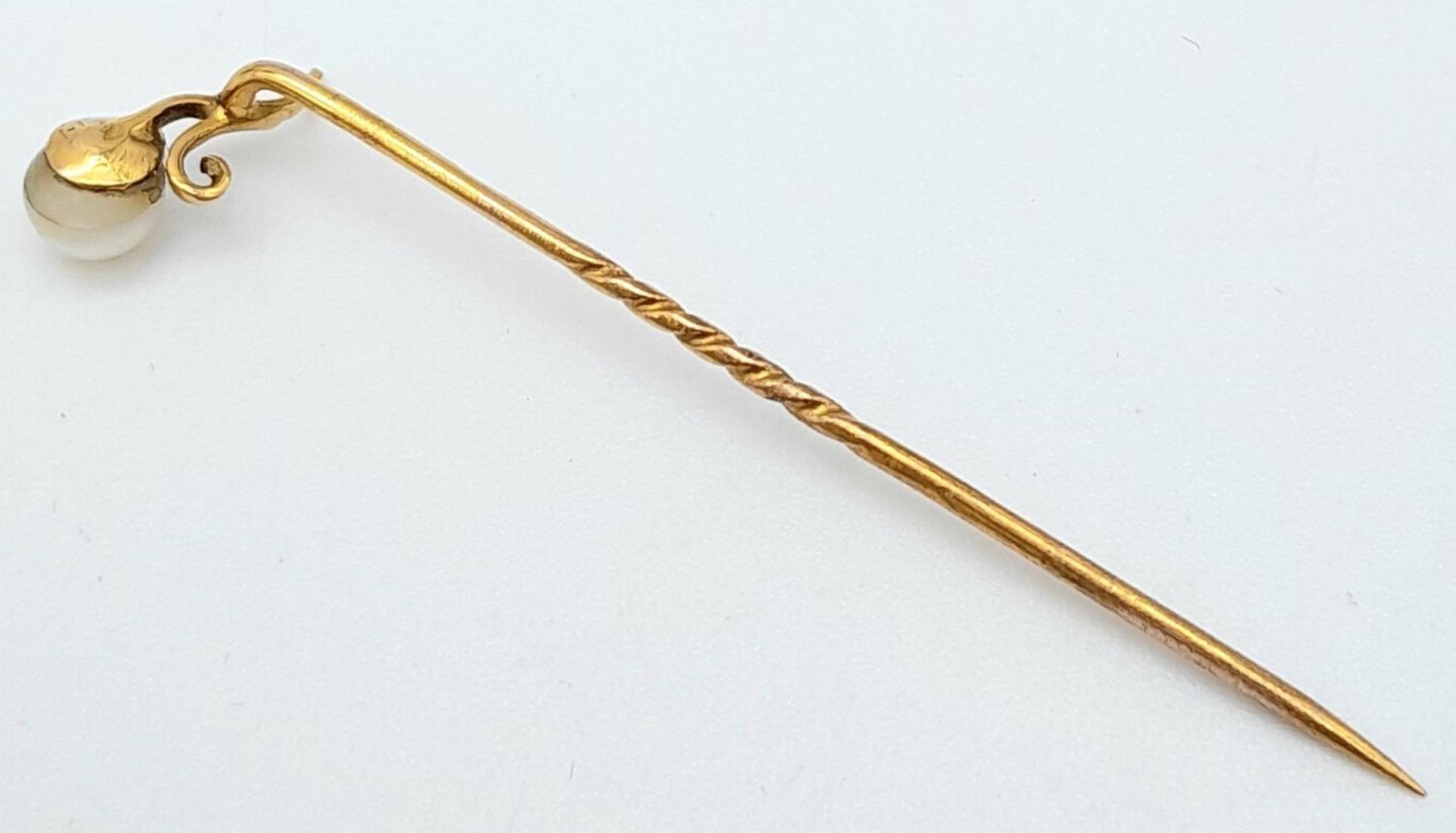A Vintage 9K (tested) Yellow Gold Stick Pin with Pearl Decoration. 5.5cm. 1g total weight. - Bild 2 aus 4