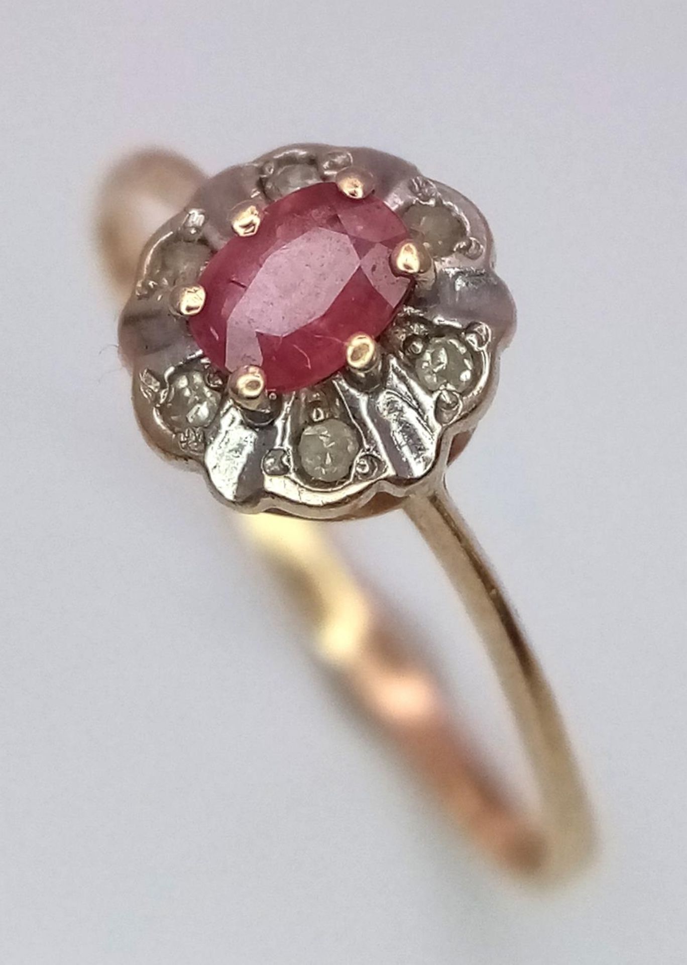 A 14K (TESTED) YELLOW GOLD DIAMOND & RUBY RING. Size K, 0.9g total weight. Ref: SC 9032 - Bild 3 aus 5