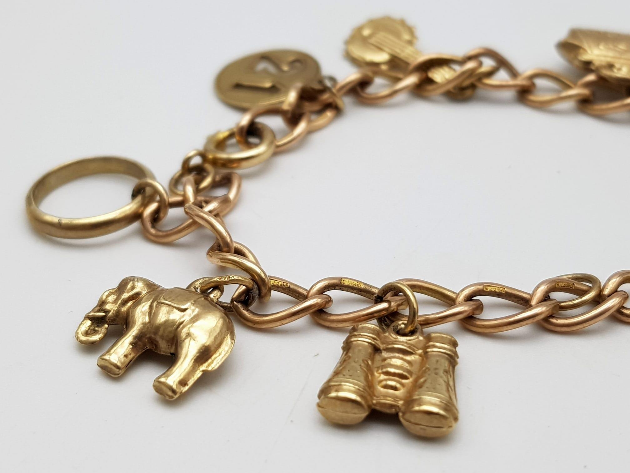 A 9K Gold Charm Bracelet. 10 charms including: 10 shilling note, handbag and binoculars! 18cm - Image 4 of 6