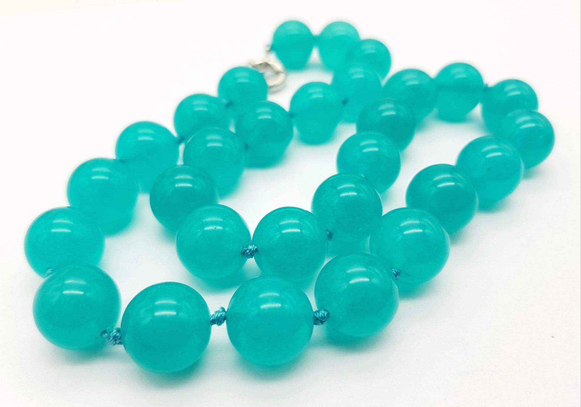 A Sky Blue Chalcedony Beaded Necklace. Perfect for when the Sun finally comes out! 14mm beads. - Bild 3 aus 4