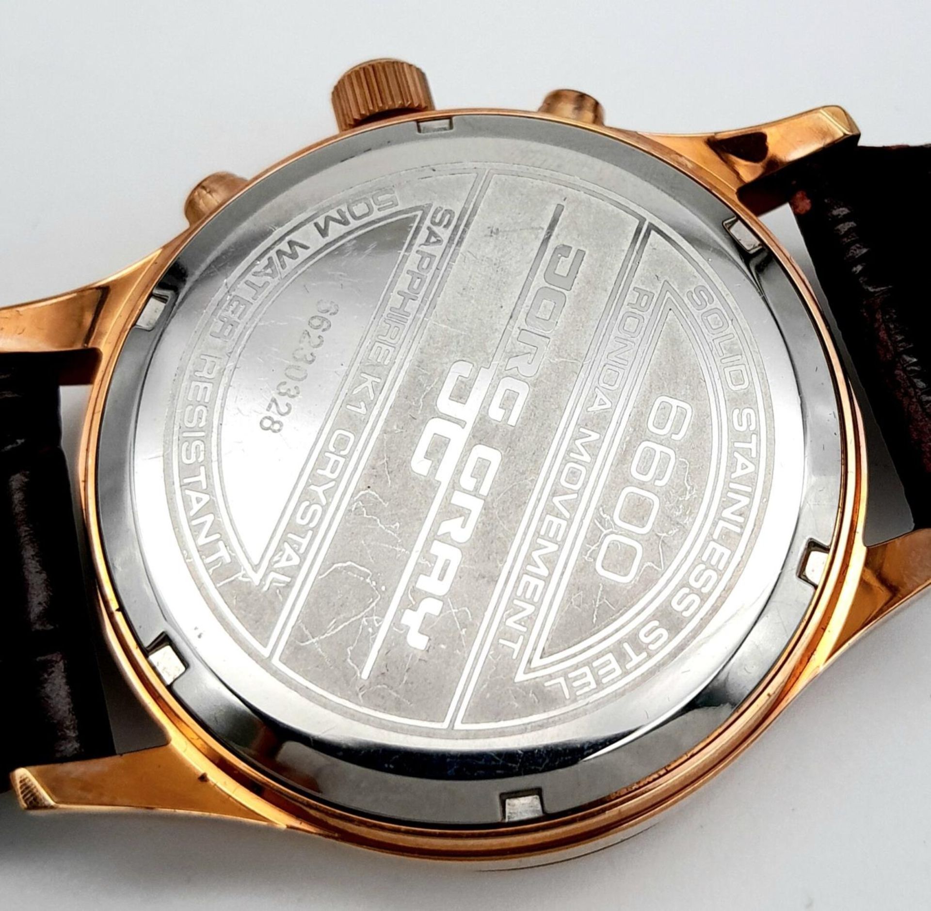 A Jorg Gray Quartz Chronograph Gents Watch. Burgundy leather strap. Gilded case - 42mm. White dial - Bild 5 aus 7