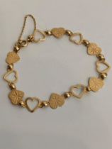 Extremely pretty 9 carat GOLD HEART BRACELET. Complete with gold safety chain. 4.6 grams. 19 cm.