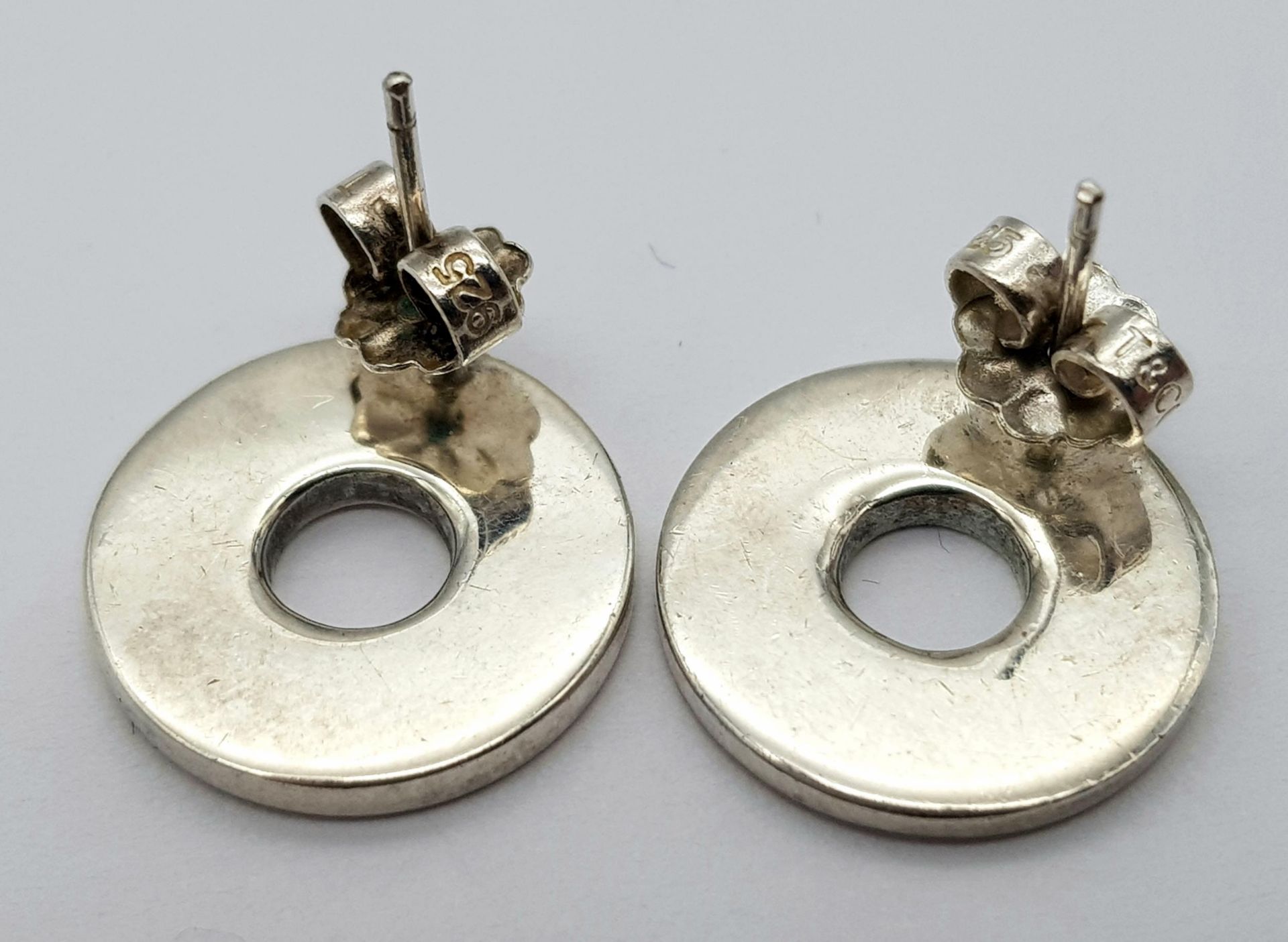 A Pair of Tiffany and Co. Sterling Silver Earrings. 5g - Bild 3 aus 4