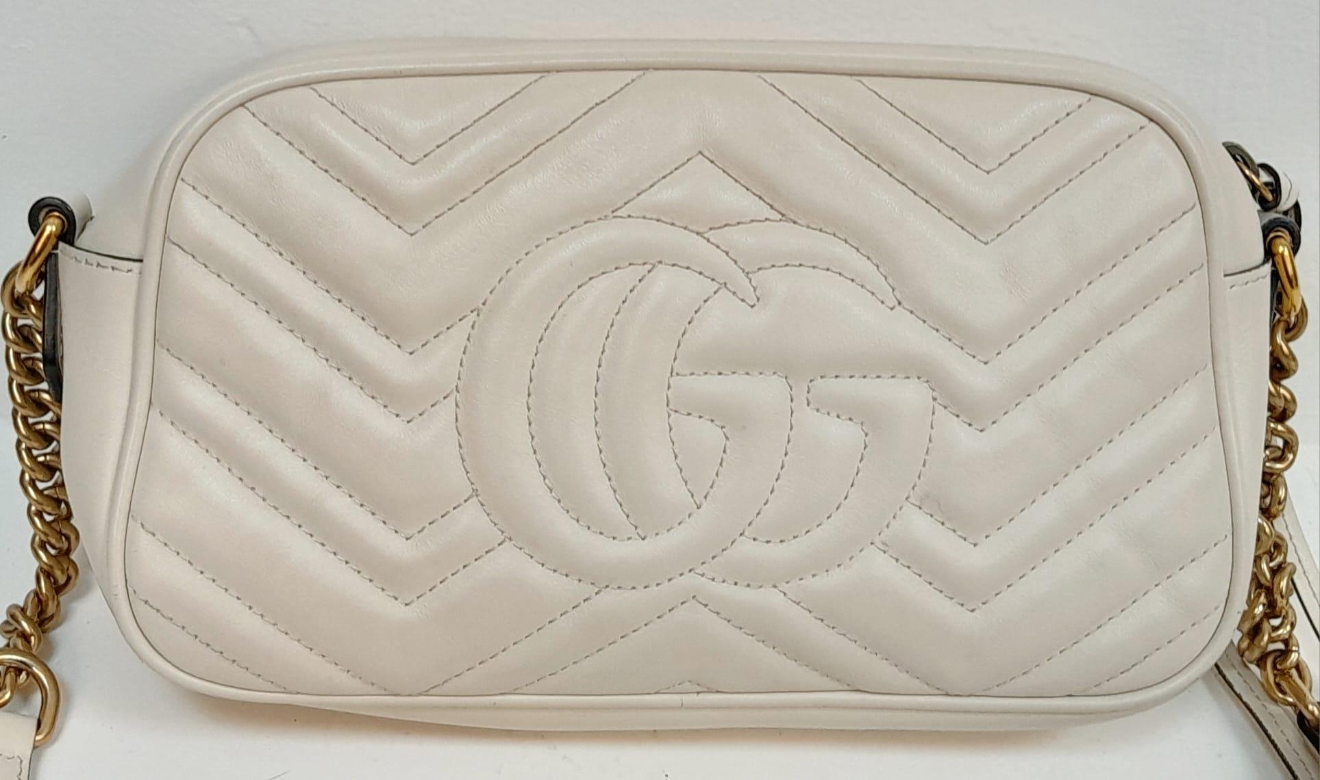 A Gucci Ivory GG Marmont Cross Body Bag. Quilted leather exterior with gold-toned hardware, chain - Bild 2 aus 10