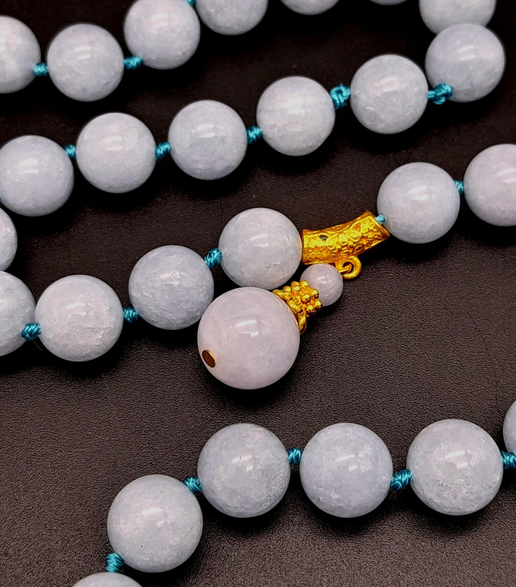 An Aquamarine Beaded Necklace with Drop Pendant. 12mm beads. 4cm pendant. 44cm necklace. - Bild 4 aus 4