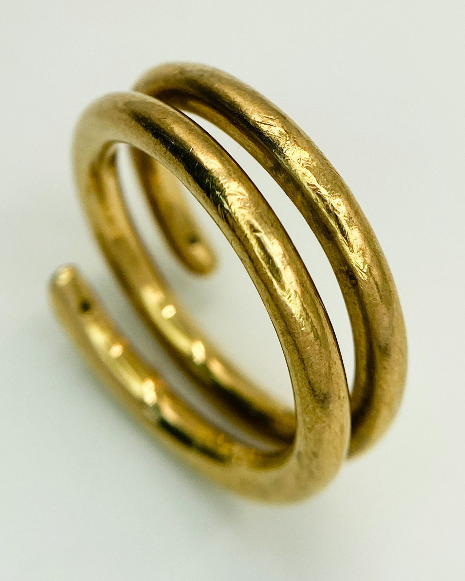 A 9K YELLOW GOLD, SERPENT STYLE DIAMOND BAND RING. 10G. SIZE T. - Bild 3 aus 6