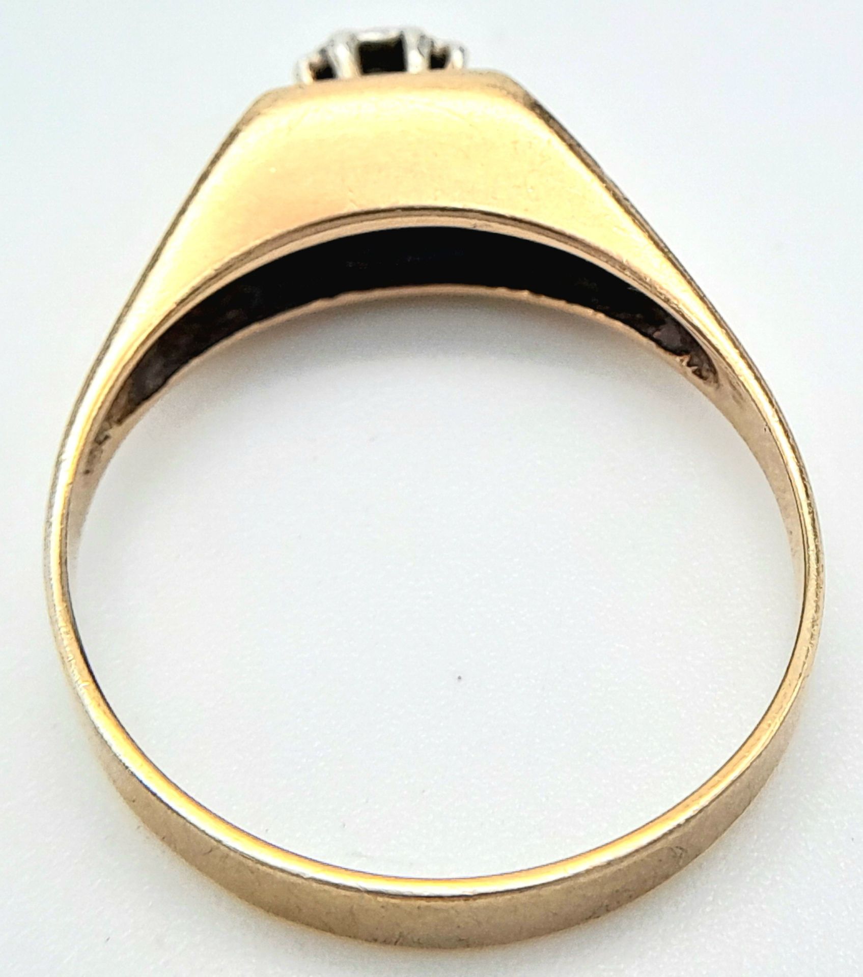 A 9ct Yellow Gold Diamond Signet Ring, 0.03ct diamond, 2g weight, ring size O. ref: SH1472I - Bild 5 aus 6