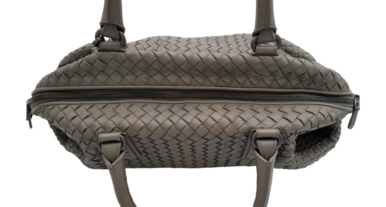 A Bottega Veneta Khaki Tote Bag. Intrecciato leather with chrome-toned hardware, two rolled - Bild 3 aus 8