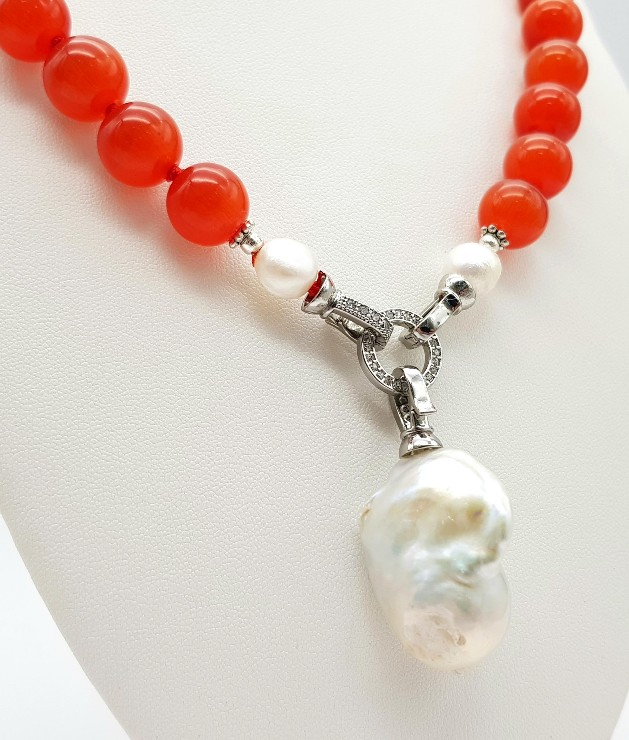 A Deep Orange Cat's Eye Beaded Necklace with a Hanging Keisha Baroque Pearl Pendant. 12mm beads. - Image 2 of 4