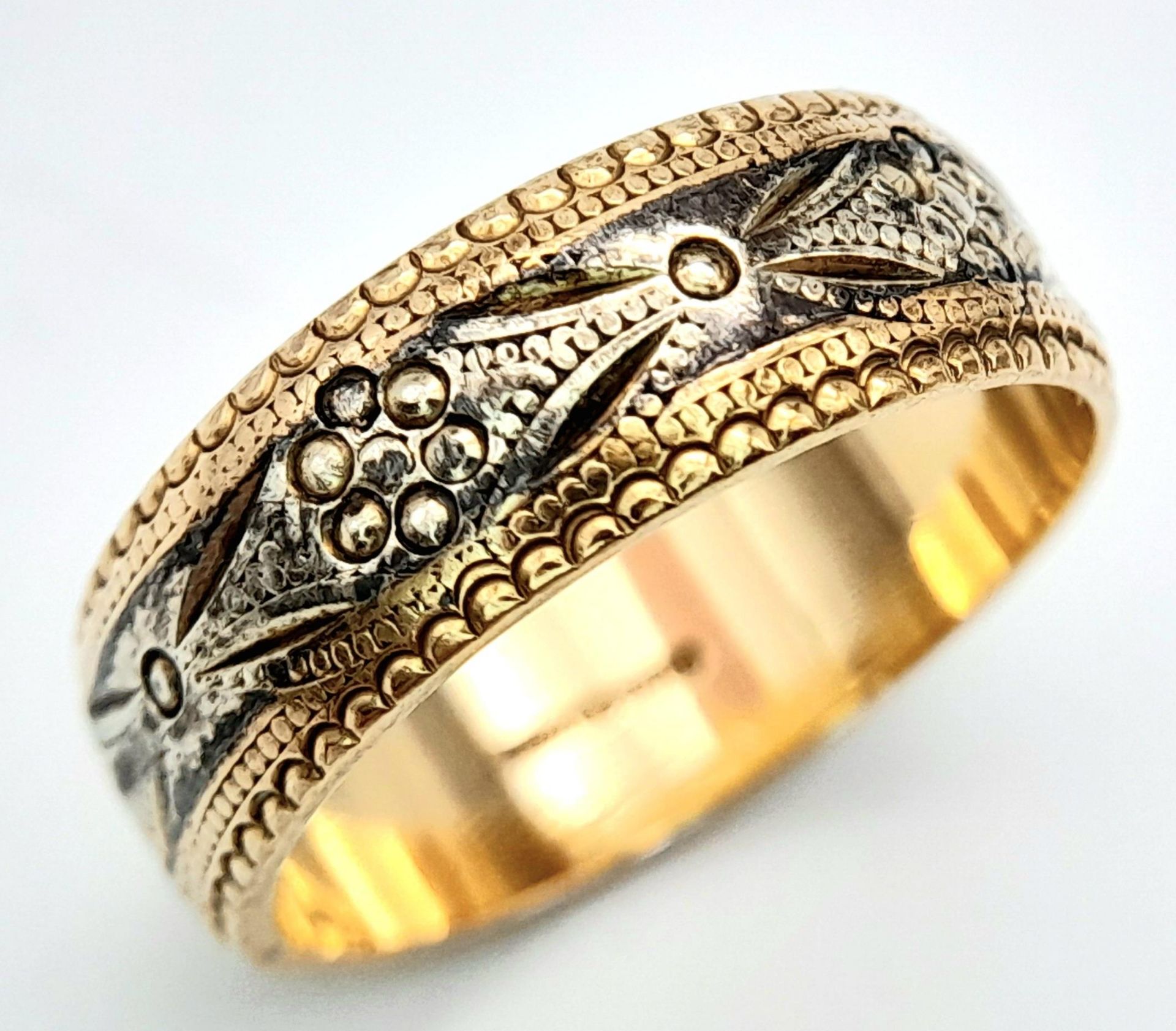 A 9K Yellow and White Decorative Band Ring. 6mm width. Size J. 2.75g