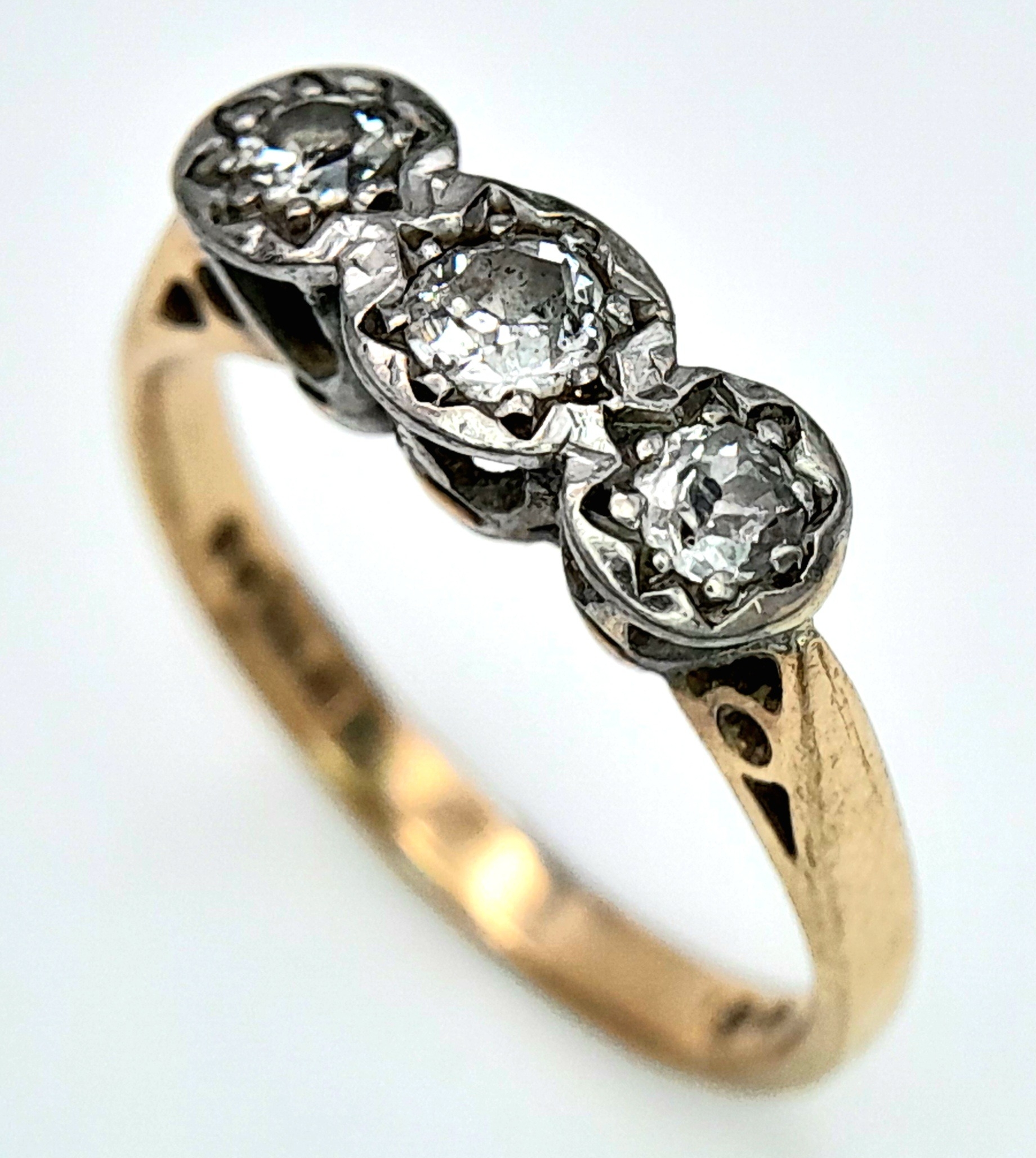 A 9K YELLOW GOLD VINTAGE DIAMOND 3 STONE RING. 0.30CT. 3.1G. SIZE N.