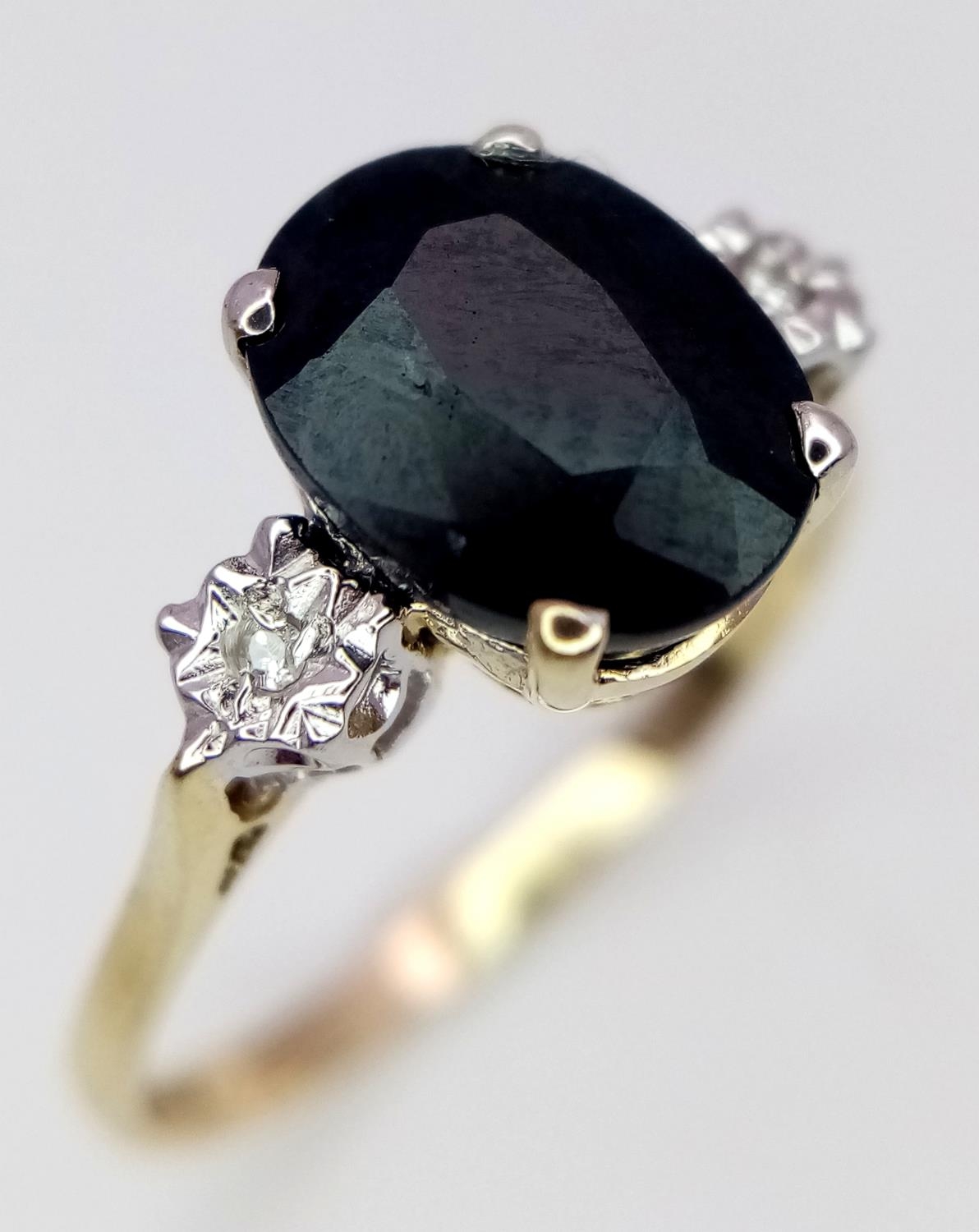 A 9K YELLOW GOLD DIAMOND & SAPPHIRE RING 1.50CT DARK BLUE OVAL SAPPHIRE 1.7G SIZE N SPAS 9016 - Image 2 of 4