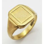 A Vintage 9K Yellow Gold Gents Signet Ring. Size V. 7.8g