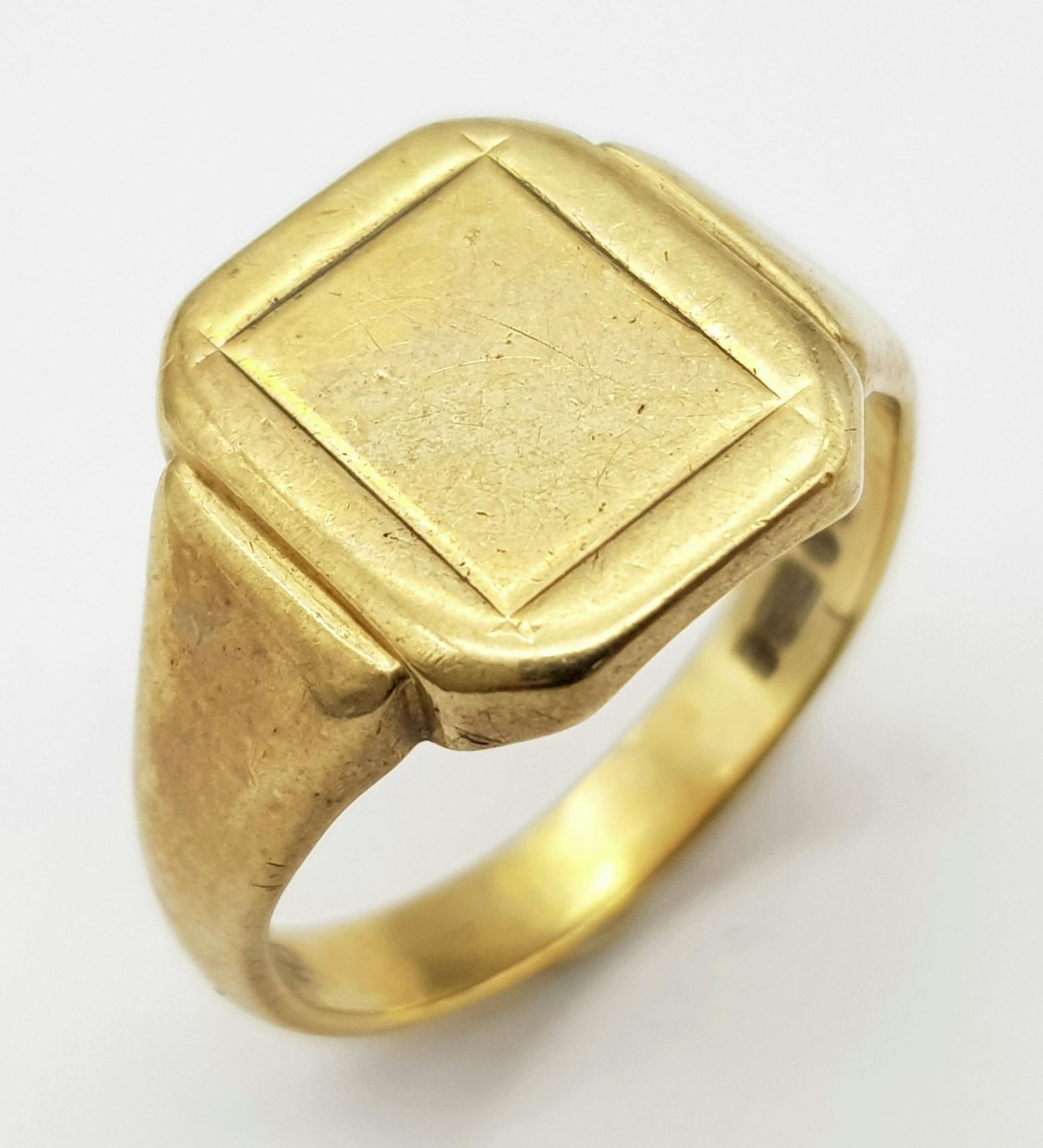 A Vintage 9K Yellow Gold Gents Signet Ring. Size V. 7.8g