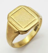 A Vintage 9K Yellow Gold Gents Signet Ring. Size V. 7.8g