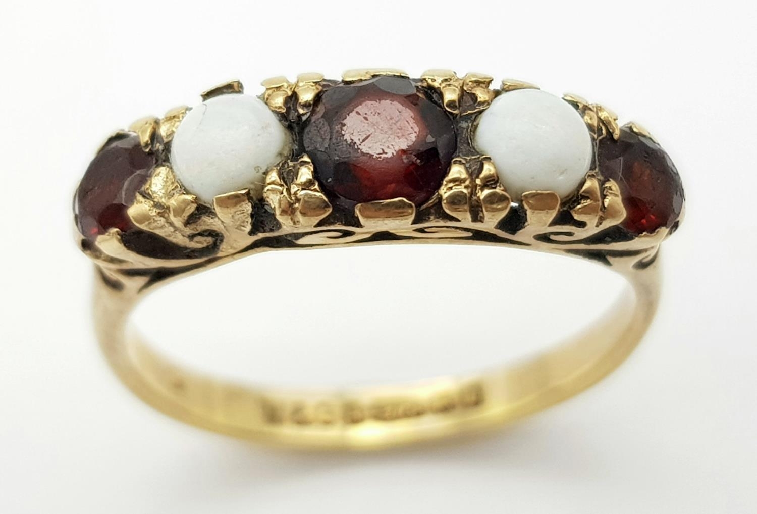 A 9K YELLOW GOLD GARNET & OPAL 5 STONE RING. Size K, 2.1g total weight. Ref: SC 9019 - Image 2 of 5