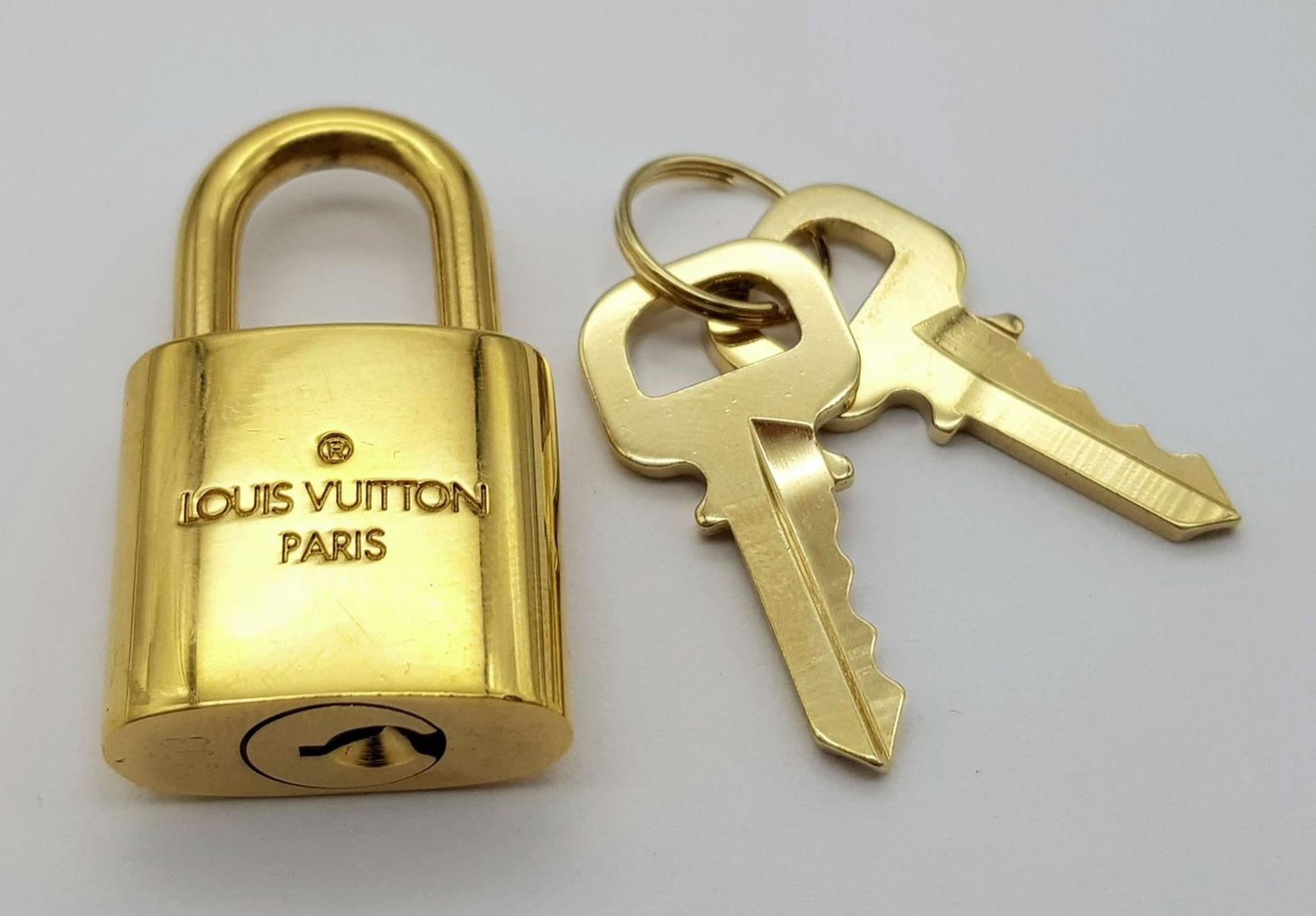 A Louis Vuitton Gold Plated Lock with Two Keys. - Bild 2 aus 5