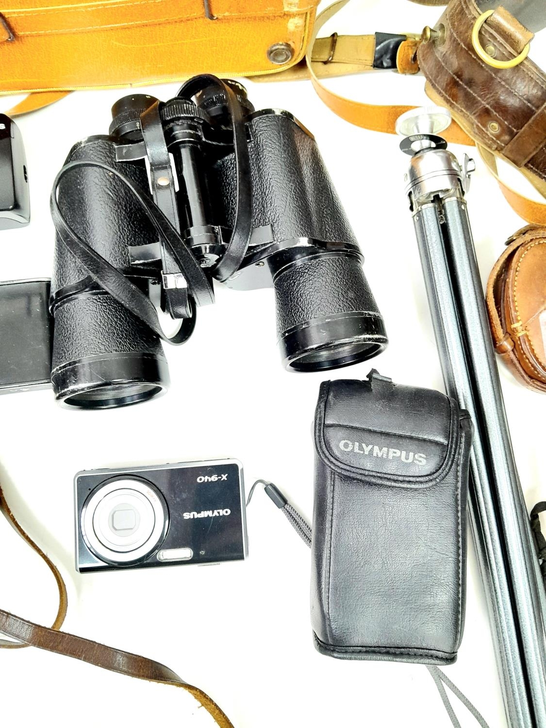 A Vintage Collection of Cameras, Camera Accessories and Binoculars. As found - Image 5 of 6