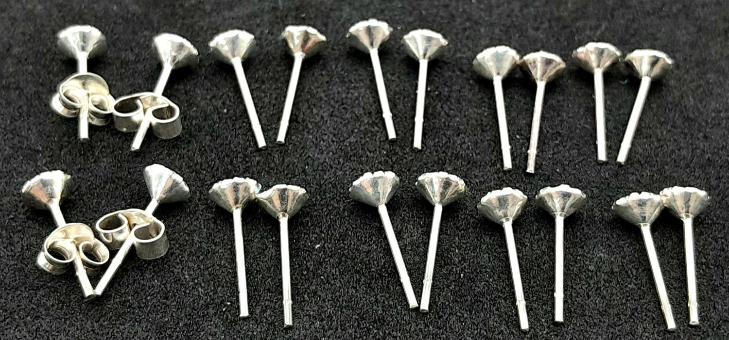 10 PAIRS OF STERLING SILVER STONE SET STUD EARRINGS WITH 2 PAIRS OF SILVER BUTTERFLY BACKS 2.8G. - Image 2 of 4