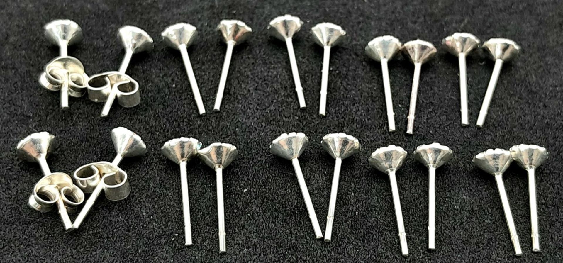 10 PAIRS OF STERLING SILVER STONE SET STUD EARRINGS WITH 2 PAIRS OF SILVER BUTTERFLY BACKS 2.8G. - Bild 2 aus 4