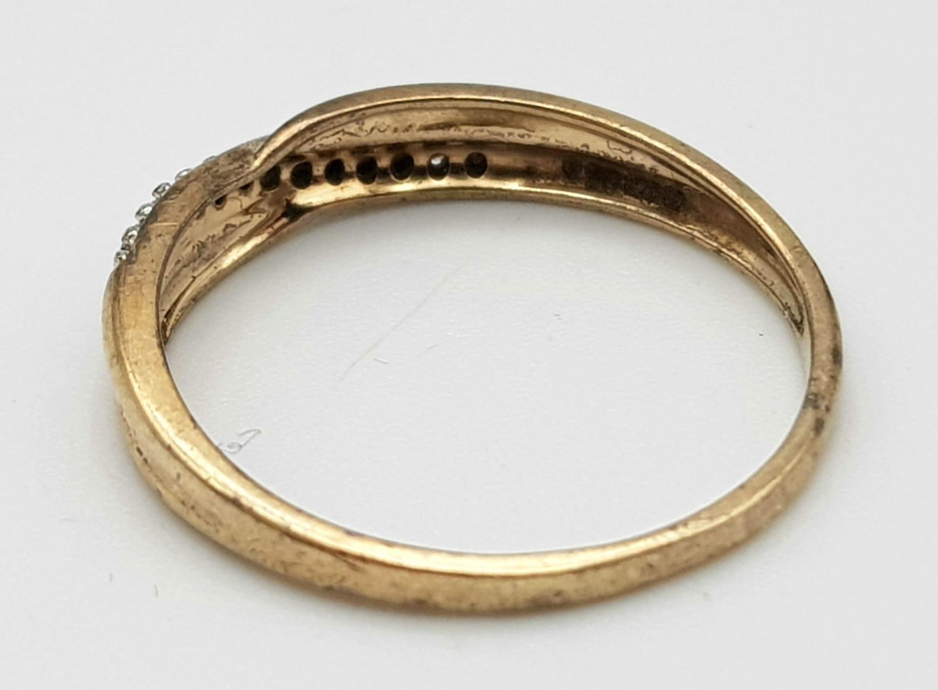 A 9K Yellow Gold Diamond Crossover Ring. Size M. 1.27g weight. - Bild 3 aus 4