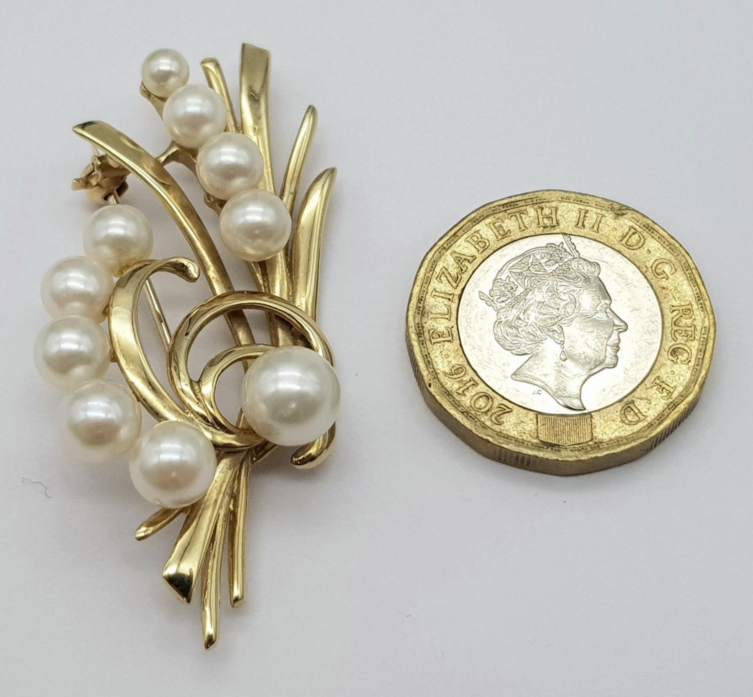 A 9K Yellow Gold and Decorative Cultured Pearl Brooch. 5cm x 2.5cm. 8g total weight. - Image 7 of 7