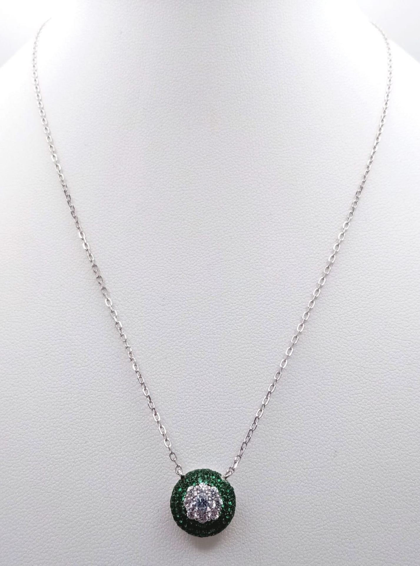 A 925 Silver, Green and White Stone Pendant on a 925 Silver Disappearing Necklace. - Bild 2 aus 6