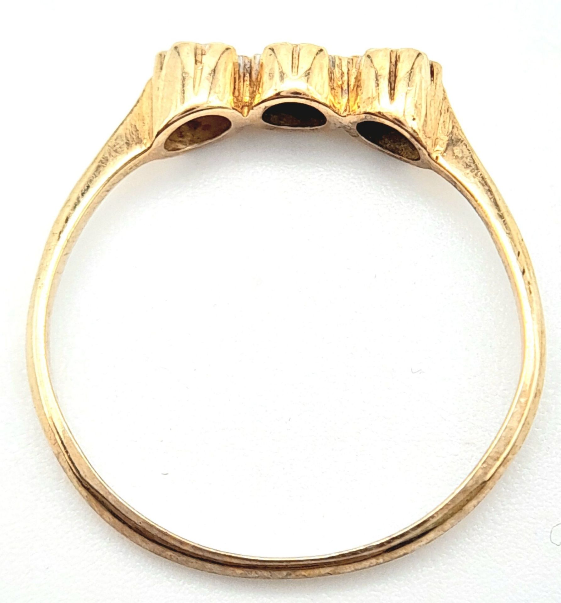 A 9K YELLOW GOLD DIAMOND 3 STONE RING. 1.1G. SIZE M. - Bild 2 aus 7