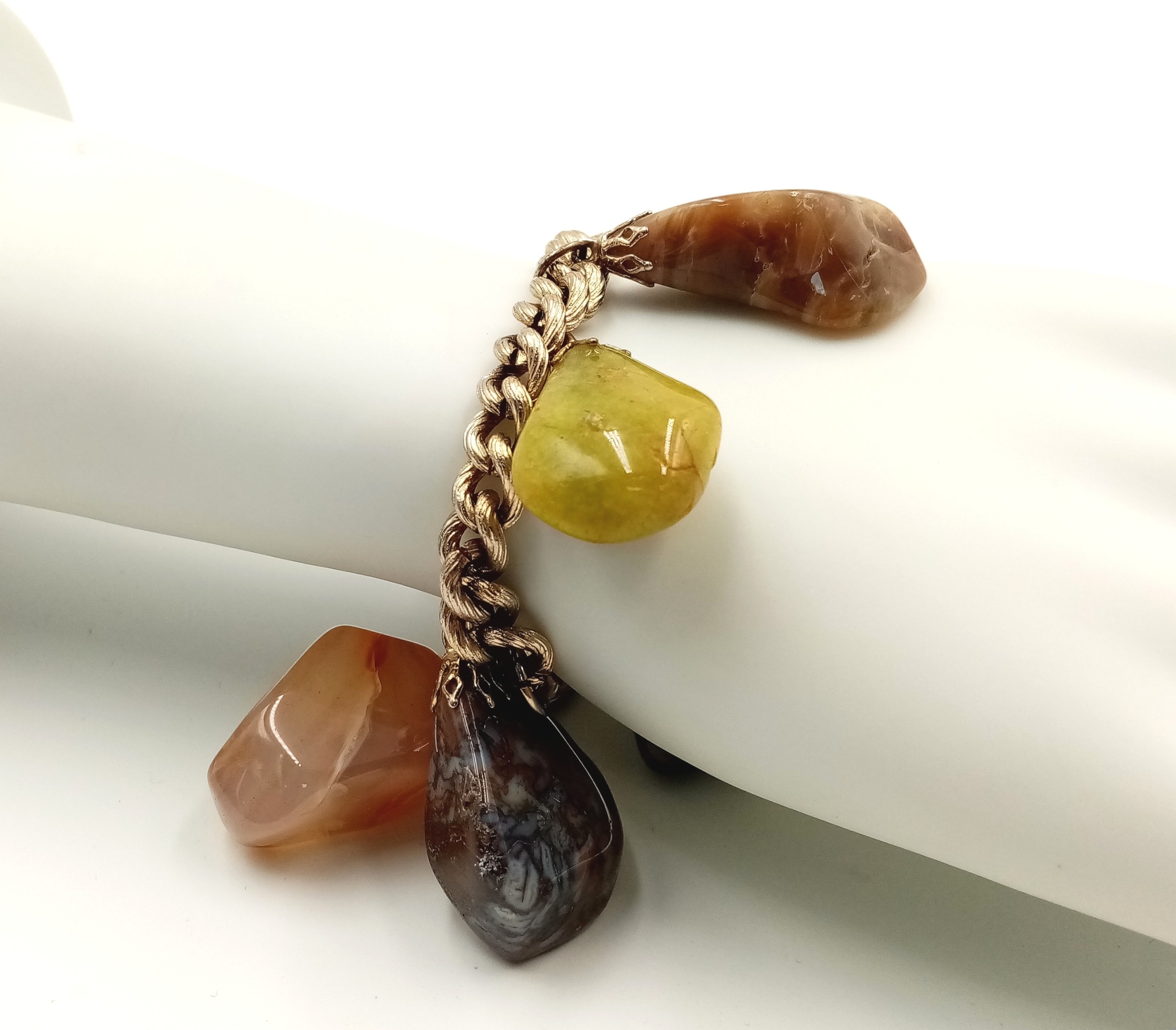 A Mixed Natural Gemstone Bracelet. Smoothed labradorite, agate and quartz. 18cm - Image 3 of 3