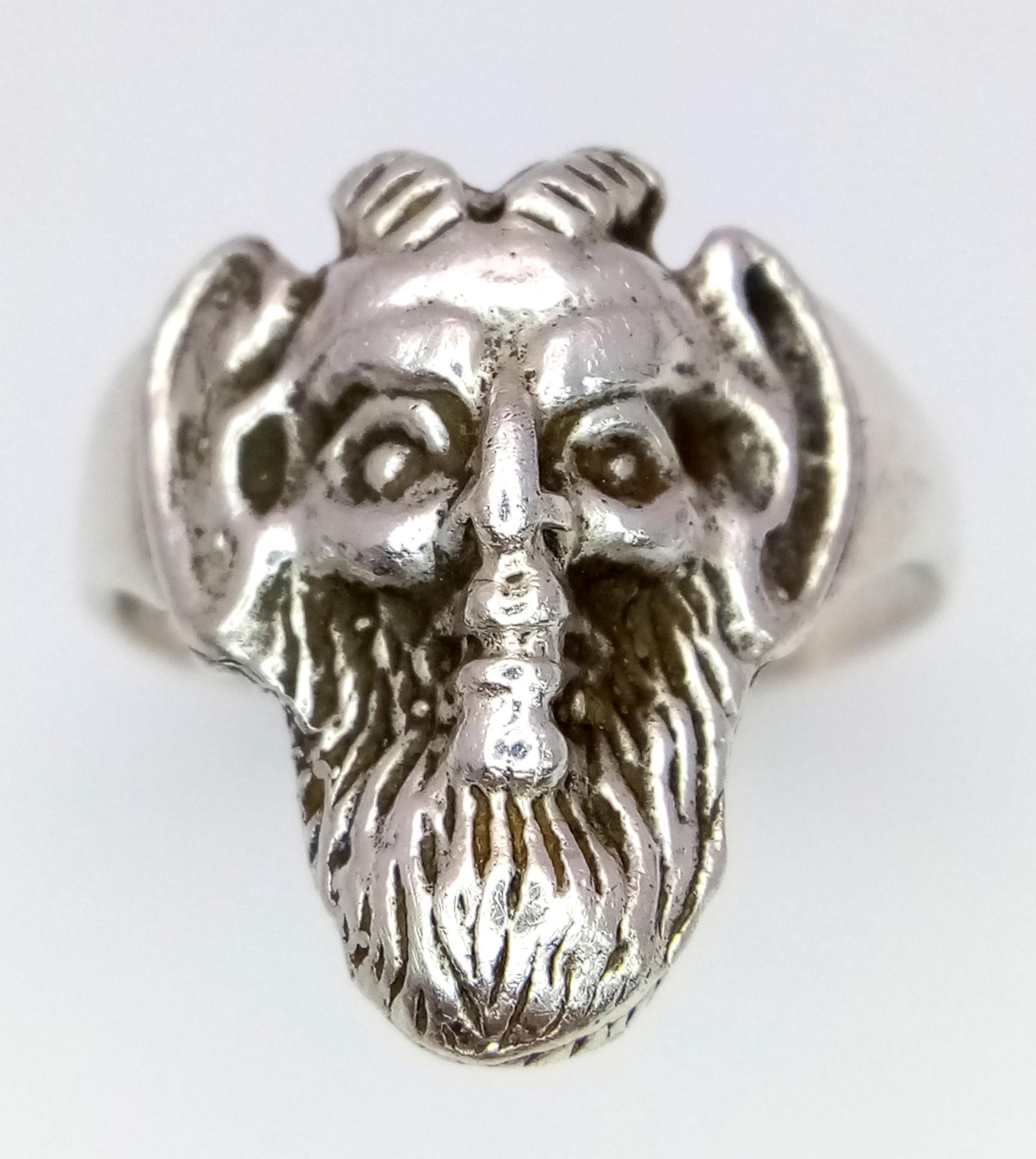 A Very Unique, Vintage or Older, Hand Crafted Grotesque Design Silver Ring Size T. Crown measures - Bild 3 aus 5