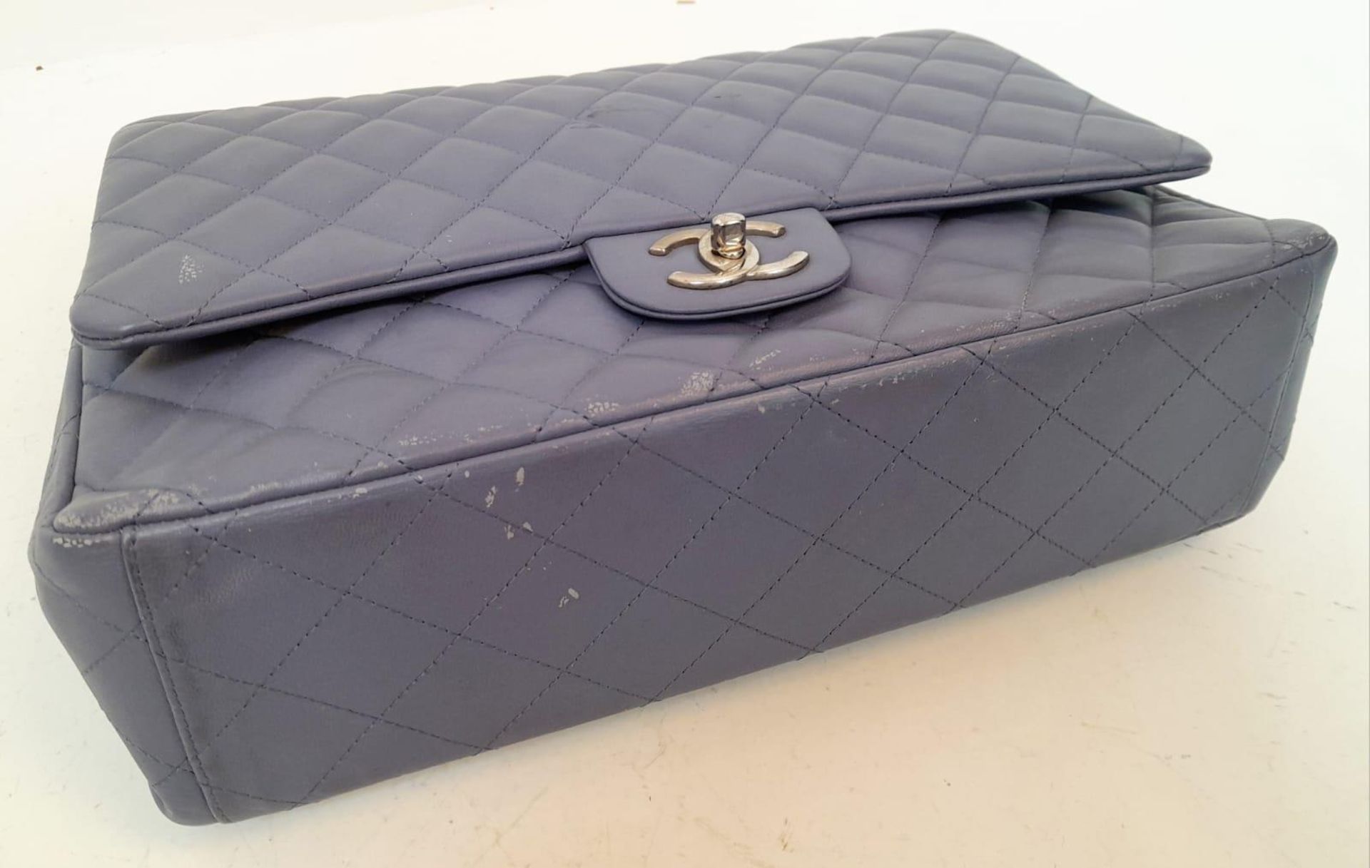 A Chanel Jumbo Double Flap Maxi Bag. Blue quilted caviar leather exterior with a large slip pocket - Bild 4 aus 14