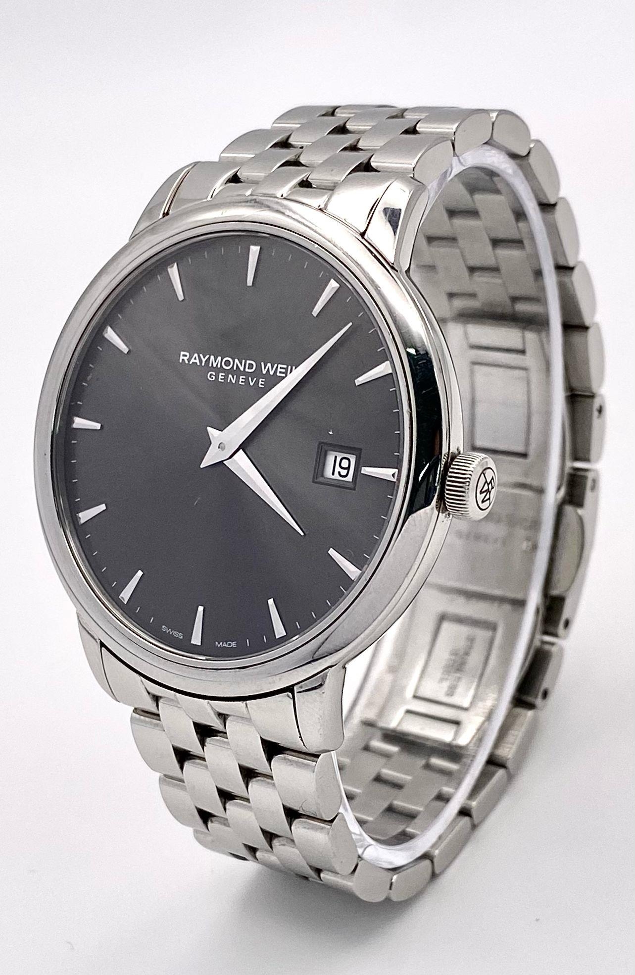 A Classic Raymond Weil Geneve Quartz Gents Watch. Stainless steel bracelet and case - 39mm. Silver - Image 3 of 10