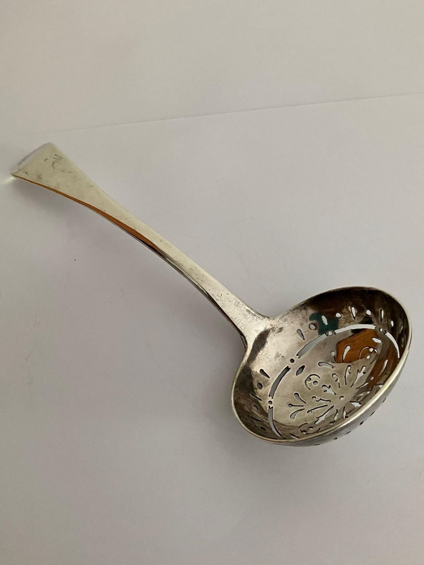 Antique GEORGIAN SOLID SILVER SIFTING LADLE. Hallmark for John Kirschner, London 1821. Having - Image 4 of 6