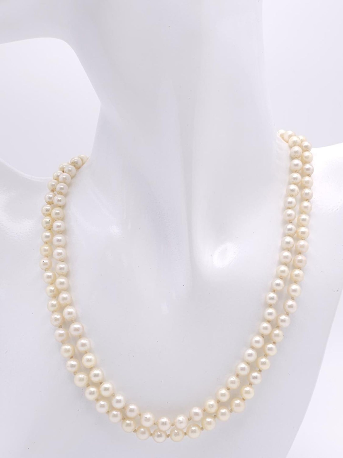 A Vintage Two Row Pearl Choker Necklace with a 14K Gold Clasp. 38cm. - Image 5 of 6