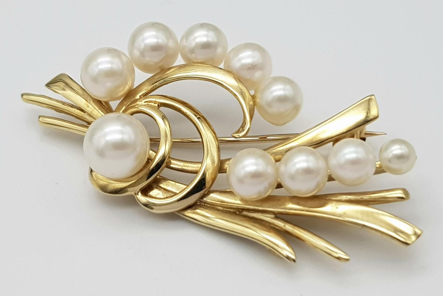 A 9K Yellow Gold and Decorative Cultured Pearl Brooch. 5cm x 2.5cm. 8g total weight.