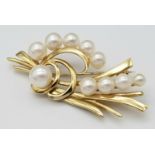 A 9K Yellow Gold and Decorative Cultured Pearl Brooch. 5cm x 2.5cm. 8g total weight.