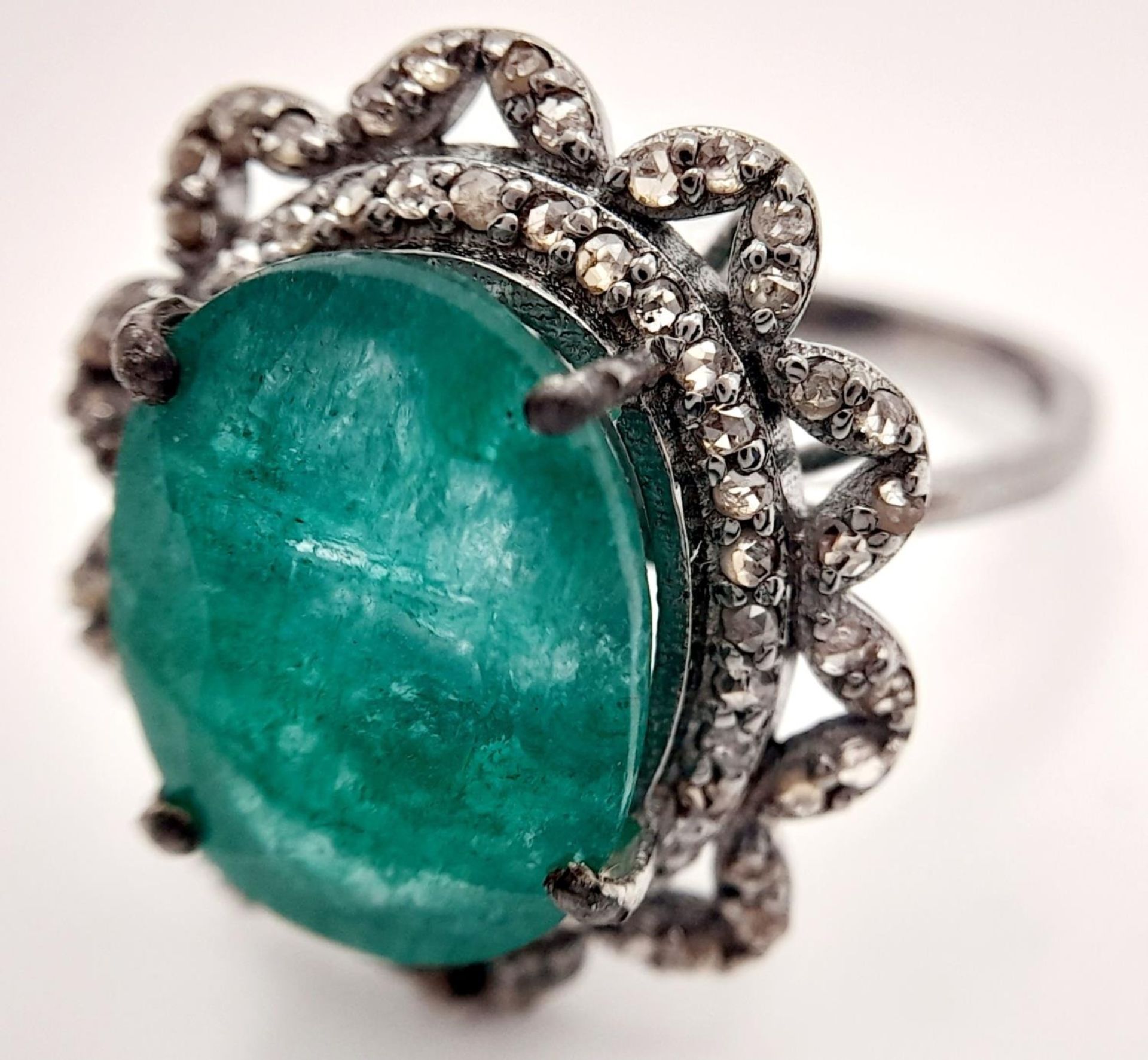 A 6.15ct Emerald Ring with 0.75ctw of Diamond Accents. Set in 925 Silver. Size N. Comes with a - Bild 3 aus 6